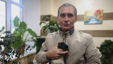 Сергей Адамов, который живет в комплексе реабилитации «Зелёный Мыс», и его питомец — морская свинка Ниф-Ниф. Фото: www.nso.ru