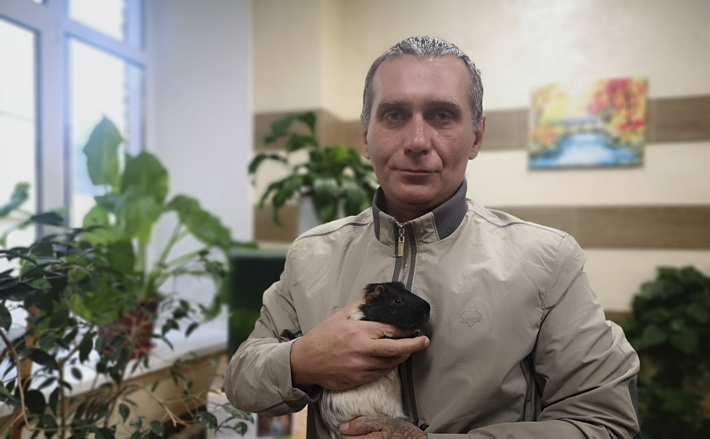 Сергей Адамов, который живет в комплексе реабилитации «Зелёный Мыс», и его питомец — морская свинка Ниф-Ниф. Фото: www.nso.ru