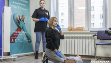 Жительница Новосибирска Александра Воронцова теперь умеет оказывать первую медицинскую помощь — эти навыки сегодня нужны каждому. Фото: Андрей Заржецкий