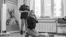 Жительница Новосибирска Александра Воронцова теперь умеет оказывать первую медицинскую помощь — эти навыки сегодня нужны каждому. Фото: Андрей Заржецкий