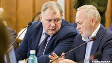 Заместитель губернатора Сергей Сёмка подробно рассказал членам бюджетного комитета Заксобрания об измененных условиях концессионного соглашения по постройке мусорных полигонов. Фото: Андрей Заржецкий