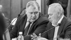 Заместитель губернатора Сергей Сёмка подробно рассказал членам бюджетного комитета Заксобрания об измененных условиях концессионного соглашения по постройке мусорных полигонов. Фото: Андрей Заржецкий
