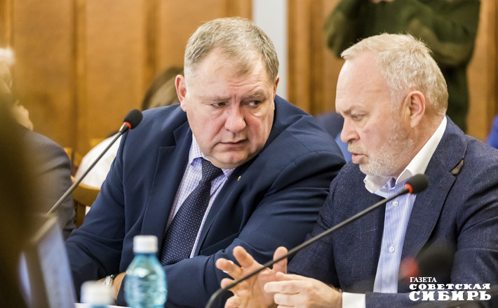 Заместитель губернатора Сергей Сёмка подробно рассказал членам бюджетного комитета Заксобрания об измененных условиях концессионного соглашения по постройке мусорных полигонов. Фото: Андрей Заржецкий