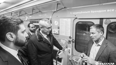 В новосибирском метро теперь курсирует поезд, украшенный изображениями 13 местных товарных знаков. По мнению губернатора Андрея Травникова, это еще одна возможность напомнить миллионам пассажиров, в том числе гостям столицы Сибири, о том, что многие известные бренды родом из Новосибирской области. Фото: Андрей Заржецкий
