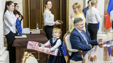 Всех ребят наградили медалями «За проявленное мужество» и памятными подарками. Также за правильное воспитание детей, проявивших неравнодушие, решительность и смелость настоящих граждан Российской Федерации, их родителям вручены благодарственные письма Совета Федерации Федерального Собрания РФ, благодарственные письма министерства образования региона и памятные подарки от Главного управления МЧС России по Новосибирской области. Фото: Андрей Заржецкий