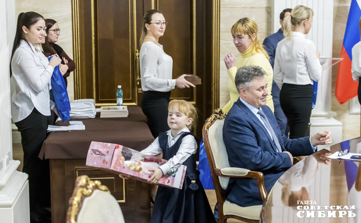 Всех ребят наградили медалями «За проявленное мужество» и памятными подарками. Также за правильное воспитание детей, проявивших неравнодушие, решительность и смелость настоящих граждан Российской Федерации, их родителям вручены благодарственные письма Совета Федерации Федерального Собрания РФ, благодарственные письма министерства образования региона и памятные подарки от Главного управления МЧС России по Новосибирской области. Фото: Андрей Заржецкий