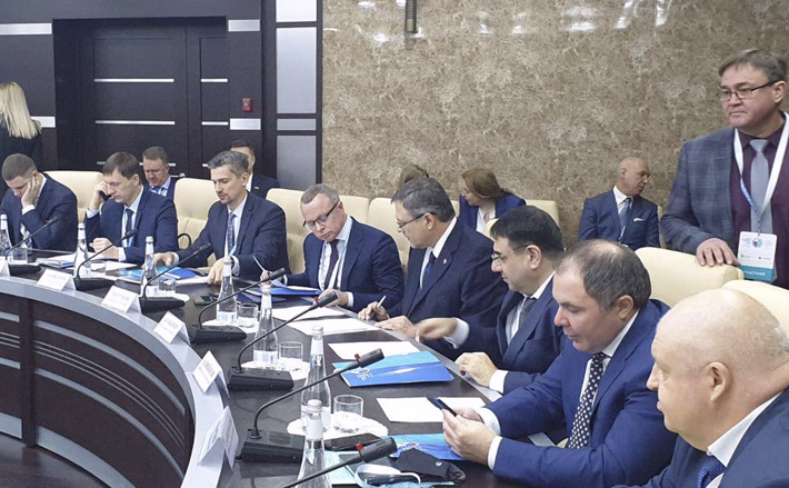 В рамках форума обсуждались такие вопросы, как роль регионов в формировании евразийского транспортно-логистического каркаса в парадигме экономических коридоров, перспективы развития транспортного коридора «Сибирь/Урал — Казахстан — Азия», снятие инфраструктурных ограничений в направлении Россия — Казахстан — КНР. Фото: nso.ru
