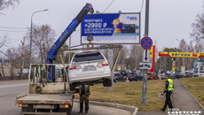 На некоторых улицах Новосибирска работы эвакуатору ежедневно столько, что за несколько дней не вывезешь. Вероятно, просто проезжать и фотографировать нарушения с рассылкой по адресам штрафных квитанций, куда эффективней — КПД выше. И бюджет пополняться начнет. Главное, чтобы в поле зрения попадали не только посетители поликлиник и аптек. Фото: Андрей Заржецкий (архив)