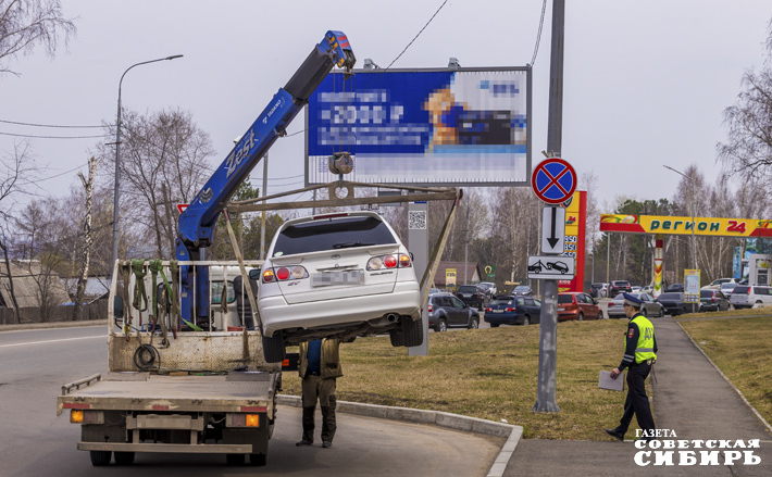 На некоторых улицах Новосибирска работы эвакуатору ежедневно столько, что за несколько дней не вывезешь. Вероятно, просто проезжать и фотографировать нарушения с рассылкой по адресам штрафных квитанций, куда эффективней — КПД выше. И бюджет пополняться начнет. Главное, чтобы в поле зрения попадали не только посетители поликлиник и аптек. Фото: Андрей Заржецкий (архив)