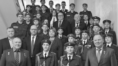 Герои РФ Сергей Липовой и Валерий Потапов с директором Центра патриотического воспитания Аллой Данилевской и воспитанниками. Фото предоставлено ГКУ НСО «Центр патриотического воспитания»