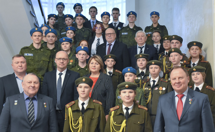Герои РФ Сергей Липовой и Валерий Потапов с директором Центра патриотического воспитания Аллой Данилевской и воспитанниками. Фото предоставлено ГКУ НСО «Центр патриотического воспитания»