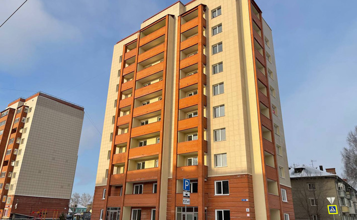 Дом в городе Оби стал первым завершенным при помощи ППК «Фонд» и областного софинансирования — счастливые новоселы уже получают ключи от долгожданных квартир. Фото: Артём Тиунов