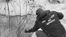 Специалисты берут пробы воды в реке Нарниста для анализа. Но уже по цвету видно, что в воде присутствует что-то вполне определенное. Фото с официальной страницы регионального министра экологии и природных ресурсов Евгения Шестернина