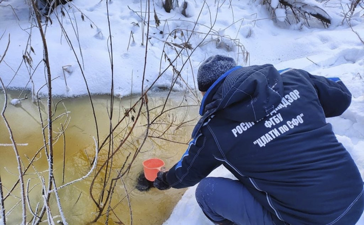 Специалисты берут пробы воды в реке Нарниста для анализа. Но уже по цвету видно, что в воде присутствует что-то вполне определенное. Фото с официальной страницы регионального министра экологии и природных ресурсов Евгения Шестернина