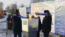 Запуск нового межпоселкового газопровода в Ордынском районе постарались обставить как можно торжественнее и даже зажгли факелы — жители Козихи и Берёзовки ждали этого события много лет. Фото: nso.ru