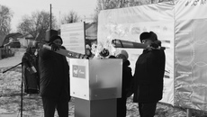 Запуск нового межпоселкового газопровода в Ордынском районе постарались обставить как можно торжественнее и даже зажгли факелы — жители Козихи и Берёзовки ждали этого события много лет. Фото: nso.ru