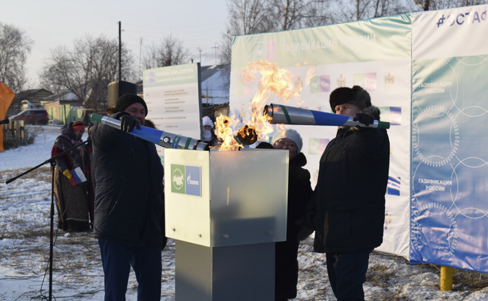 Запуск нового межпоселкового газопровода в Ордынском районе постарались обставить как можно торжественнее и даже зажгли факелы — жители Козихи и Берёзовки ждали этого события много лет. Фото: nso.ru