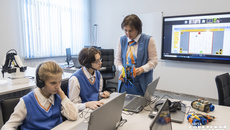 Занятия по робототехнике в центре цифрового образования IT-cube новосибирской школы № 219 вызывают большой интерес у школьников — возможно, кто-то из этих ребят в будущем станет компьютерным гением. Фото: Андрей Заржецкий