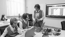 Занятия по робототехнике в центре цифрового образования IT-cube новосибирской школы № 219 вызывают большой интерес у школьников — возможно, кто-то из этих ребят в будущем станет компьютерным гением. Фото: Андрей Заржецкий
