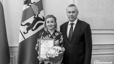 «Для меня эта победа означает, что я должна не стоять на месте, а двигаться вперед, — отметила Марина Кушпиль. – Для учителя движение – это жизнь. Допустим, если бы мне что-то предложили завтра – куда-то поехать, принять участие, — с удовольствием бы и поехала, и приняла участие и… победила». Губернатор Новосибирской области Андрей Травников лично поздравил педагога Беловодского района с успехом. Фото: Андрей Заржецкий
