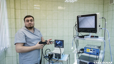 Ветеринарный врач-хирург Артём Хорошавин теперь может выполнять лапароскопические и эндоскопические операции. Фото: Андрей Заржецкий