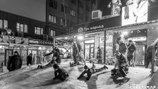 Конечно, в Новосибирске есть где прокатиться. Но адекватный родитель не пустит ребенка одного с салазками в центр города. Фото: Андрей Заржецкий