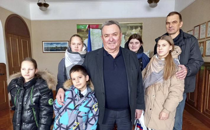 От депутата Валерия Ильенко семьи, принявшие на воспитание осиротевших ребятишек из республик Донбасса, получили в подарок моющие средства и мыло. Фото: novosibirsk.er.ru