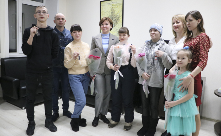 Дети-сироты из Новосибирского района получили ключи от квартир. Фото: nso.ru