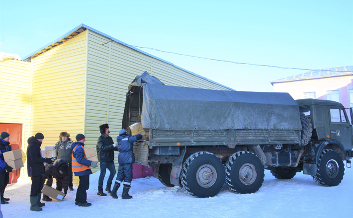 Продукты для жителей пострадавшего от войны Беловодского района ЛНР, собранные черепановцами, еле вошли в КамАЗ — скоро он отправится к месту назначения. Фото: cherepanovo.nso.ru