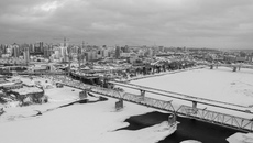 Строительство моста идет в центре городской застройки, с переустройством существующих инженерных коммуникаций. Фото: Сергей Ветров