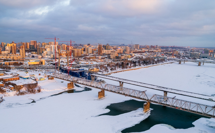 Строительство моста идет в центре городской застройки, с переустройством существующих инженерных коммуникаций. Фото: Сергей Ветров