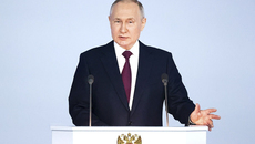 Владимир Путин заявил: «Будем и дальше увеличивать минимальный размер оплаты труда, причем темпами выше инфляции и роста зарплат». Напомним, тот же МРОТ, который является точкой отсчета в вопросе повышения оплаты труда, в 2022 году был проиндексирован дважды почти на 20 процентов. С начала 2023 года эта величина выросла еще на 6,3 процента. «Предлагаю с 1 января следующего года вдобавок к запланированному повышению провести еще одно, на дополнительные 10 процентов. Таким образом, минимальный размер оплаты труда вырастет на 18,5 процента и составит 19 242 рубля», — отметил президент, выступая перед Федеральным Собранием. Фото: kremlin.ru