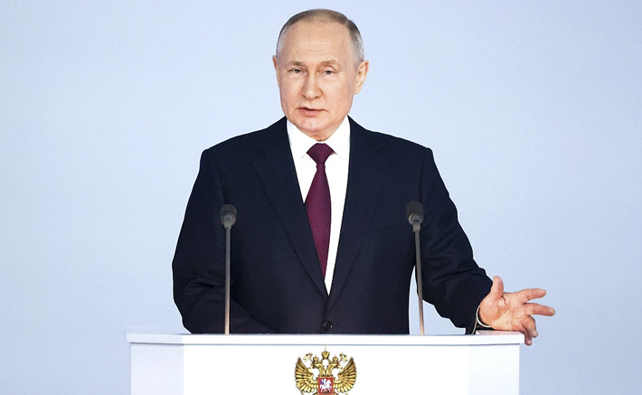 Владимир Путин заявил: «Будем и дальше увеличивать минимальный размер оплаты труда, причем темпами выше инфляции и роста зарплат». Напомним, тот же МРОТ, который является точкой отсчета в вопросе повышения оплаты труда, в 2022 году был проиндексирован дважды почти на 20 процентов. С начала 2023 года эта величина выросла еще на 6,3 процента. «Предлагаю с 1 января следующего года вдобавок к запланированному повышению провести еще одно, на дополнительные 10 процентов. Таким образом, минимальный размер оплаты труда вырастет на 18,5 процента и составит 19 242 рубля», — отметил президент, выступая перед Федеральным Собранием. Фото: kremlin.ru