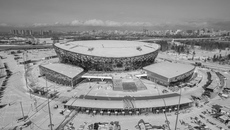 2022. Новая ледовая арена в Новосибирске будет самым крупным спортивным объектом в СФО. Площадь ЛДС — 71 200 м². Уникальность объекта еще и в том, что он многофункциональный. Основная площадка может трансформироваться и принимать не только соревнования по хоккею, но и в том числе культурно-массовые мероприятия: концерты, шоу-программы, выставки и так далее.