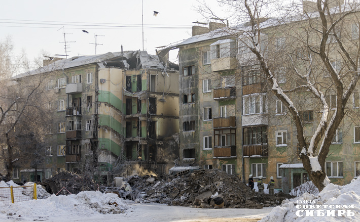Ситуация с ликвидацией последствий ЧП и расселением жильцов пострадавшего дома — экзамен для власти, насколько каждый чиновник на своем месте способен оперативно и эффективно решать положенные ему в рамках компетенций и полномочий задачи. В идеале — без напоминаний. Фото: Андрей Заржецкий