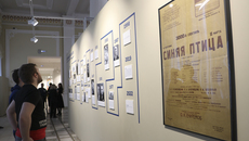 Спектакль «Синяя птица» занимает особое место в истории российского театра: постановка более века шла на отечественной сцене, за это время спектакль сыграли больше пяти тысяч раз. Последний спектакль был сыгран во МХАТе имени Максима Горького в 2021 году. Фото: mk.nso.ru