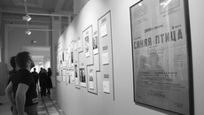 Спектакль «Синяя птица» занимает особое место в истории российского театра: постановка более века шла на отечественной сцене, за это время спектакль сыграли больше пяти тысяч раз. Последний спектакль был сыгран во МХАТе имени Максима Горького в 2021 году. Фото: mk.nso.ru