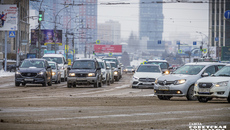 Большая доля выбросов в атмосферу Новосибирска — автомобильные выхлопы, которые усиливают негативное влияние на чистоту воздуха из-за частых и многочасовых пробок на городских магистралях. Фото: Андрей Заржецкий