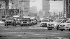 Большая доля выбросов в атмосферу Новосибирска — автомобильные выхлопы, которые усиливают негативное влияние на чистоту воздуха из-за частых и многочасовых пробок на городских магистралях. Фото: Андрей Заржецкий