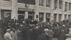 Первая Маевка в Академгородке (30 апреля 1966 года). На импровизированной трибуне за микрофоном — Геннадий Швецов, среди участников политического митинга — новосибирские и зарубежные студенты. фото: архив семьи Швецовых