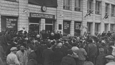 Первая Маевка в Академгородке (30 апреля 1966 года). На импровизированной трибуне за микрофоном — Геннадий Швецов, среди участников политического митинга — новосибирские и зарубежные студенты. фото: архив семьи Швецовых