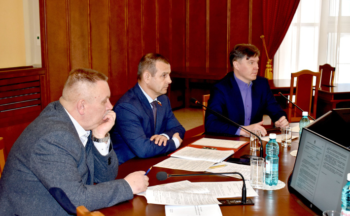 Депутаты Заксобрания заслушали отчет регионального омбудсмена за прошлый год — председатель комитета по госполитике Игорь Умербаев отметил высокий уровень взаимодействия между уполномоченным по правам человека и парламентариями. Фото: upch.nso.ru