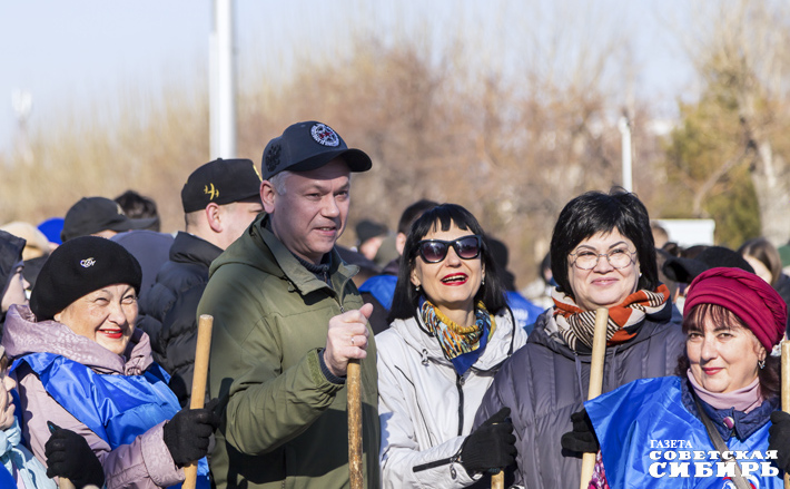 В субботнике на Монументе Славы принял участие губернатор Новосибирской области Андрей Травников. Фото: Андрей Заржецкий