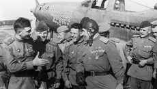 Александр Покрышкин (в центре) после своего успешного воздушного боя беседует с боевыми товарищами. 1 июня 1944 года. Фото: РИА Новости