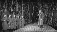 Старшина Васков и «зенитчицы»: Владимир Свирин, Анна Метелёва, Евгения Воробьёва, Софья Сергеева, Анастасия Семёнова, Алёна Нечепуренко. Фото Виктора Дмитриева предоставлено театром «На левом берегу»