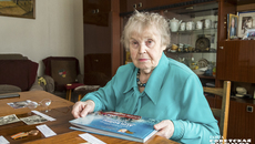 Маргарита Орлова показала нам альбом, изданный к 75-летию Победы в Великой Отечественной войне, «Дети войны активны и по-прежнему в строю». Фото: Андрей Заржецкий