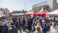 Влет уходили как мясные деликатесы, сыры, молочка и сладкое, так и знаменитый текстиль, косметика и парфюмерия, хорошо знакомые новосибирским потребителям. Гости из Беларуси сделали акцент именно на продовольственном меню — более половины торгового каравана, а всего в Новосибирск на ярмарку прибыла 21 фура. Фоторепортаж: Андрей Заржецкий