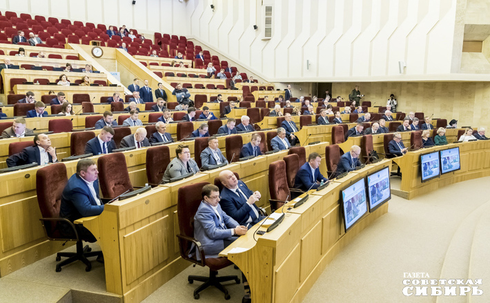 Получить социальную выплату на покупку жилья теперь будет проще, причем первоочередное право на ее получение будут предоставлять участникам СВО — такое решение приняла сессия Заксобрания. Фото: Андрей Заржецкий