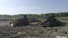 На пашинском мусорном полигоне сейчас вовсю кипит работа: с утра до вечера здесь трудится тяжелая техника, разгребая горы мусора, беспечно брошенные здесь безответственными людьми. Фото: Светлана Фролова