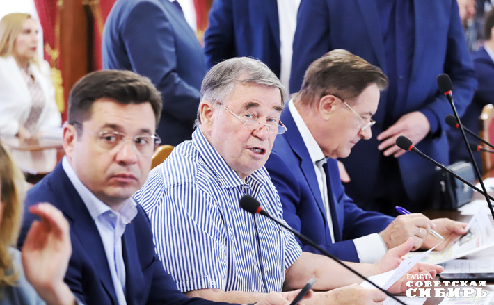 Депутат Валерий Червов озвучил актуальную тему: государство, и регион в том числе, вкладывает огромные деньги в подготовку молодых ученых, но они уезжают, так как для их работы нет условий. Парламентарий предложил подумать над тем, как эти условия создать. Фото: Андрей Заржецкий